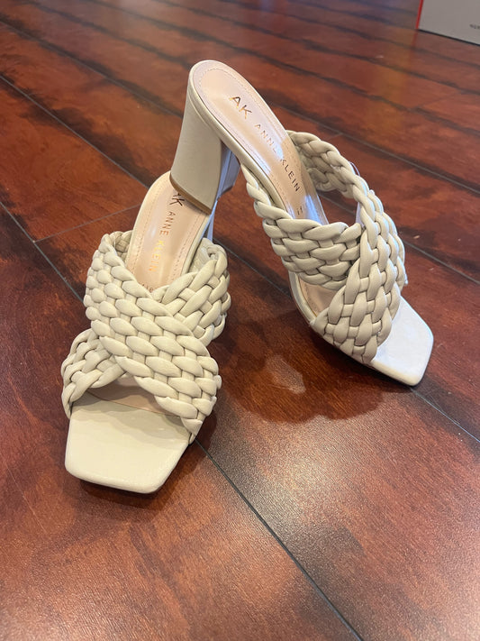 Ann Klein Size 10 Cream Shoes